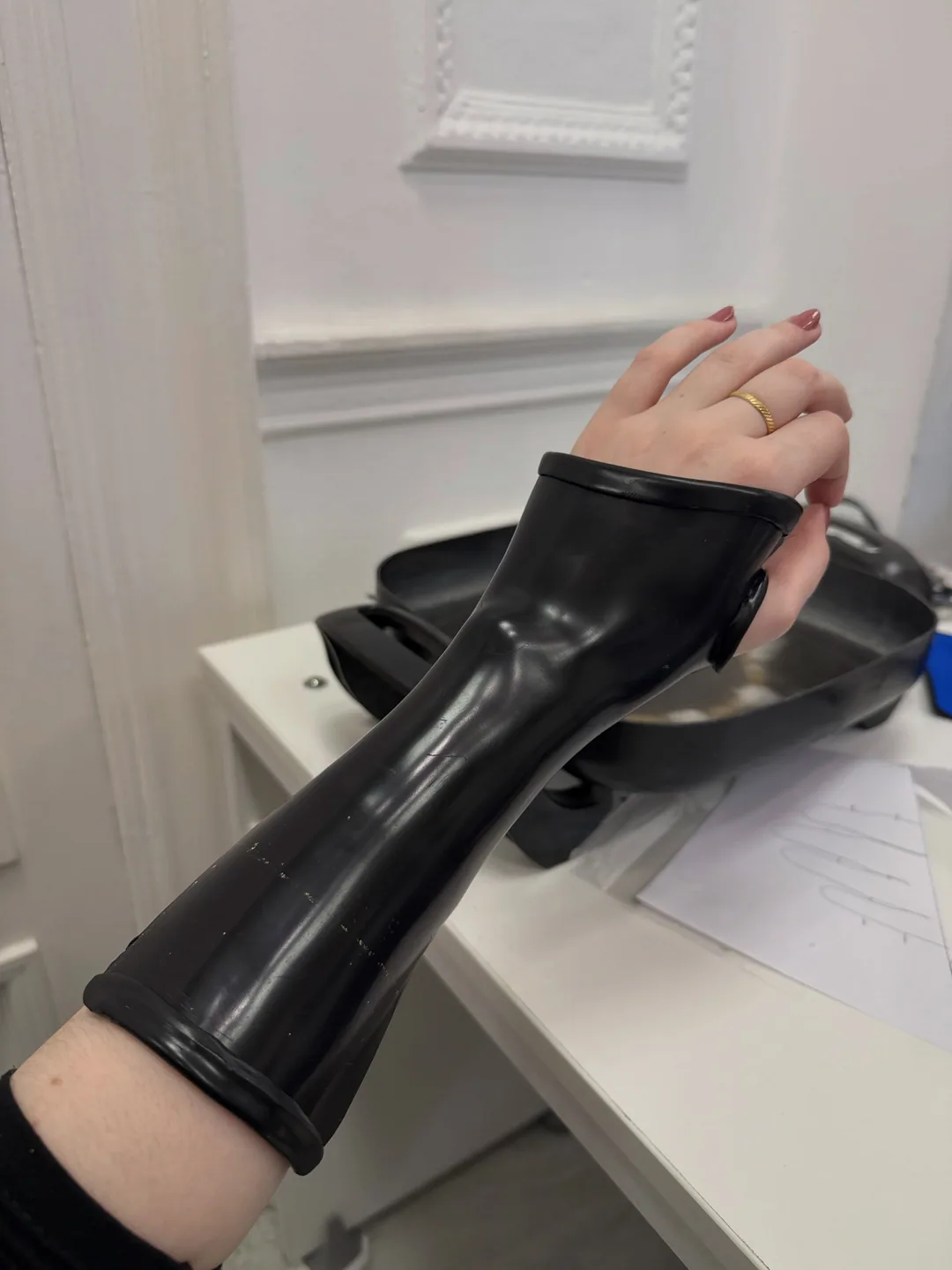 Férula de antebrazo y mano recién moldeada sobre la mesa de trabajo