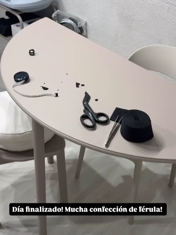 Materiales y herramientas sobre la mesa tras un día de confección de férulas